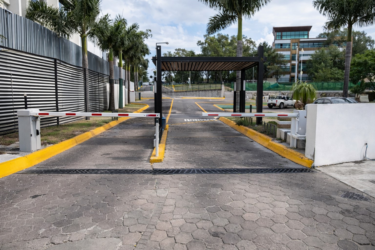 Sistema de control de acceso vehicular con barrera automática